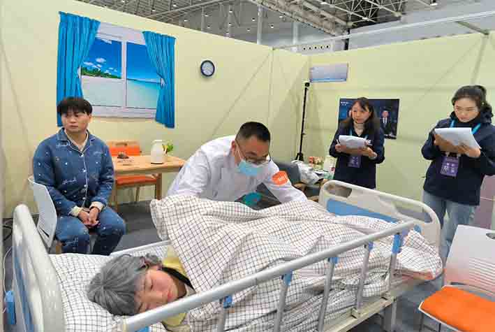 50岁大叔转行做护工：男性护工很有优势，不愁找不到工作，“我们在帮别人尽孝”