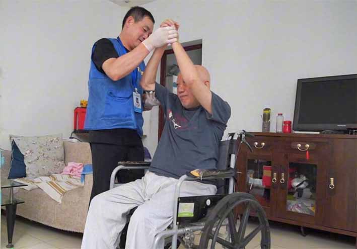 江苏大一女生开养老公司，招了一群60后员工